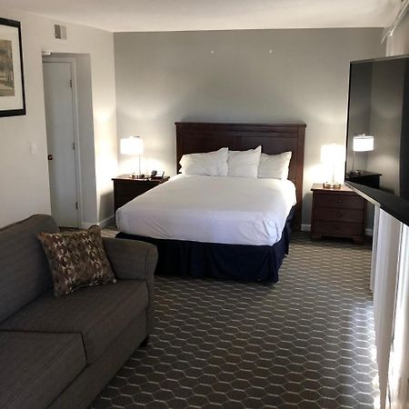 Sterling Hotel And Suites Clive Esterno foto
