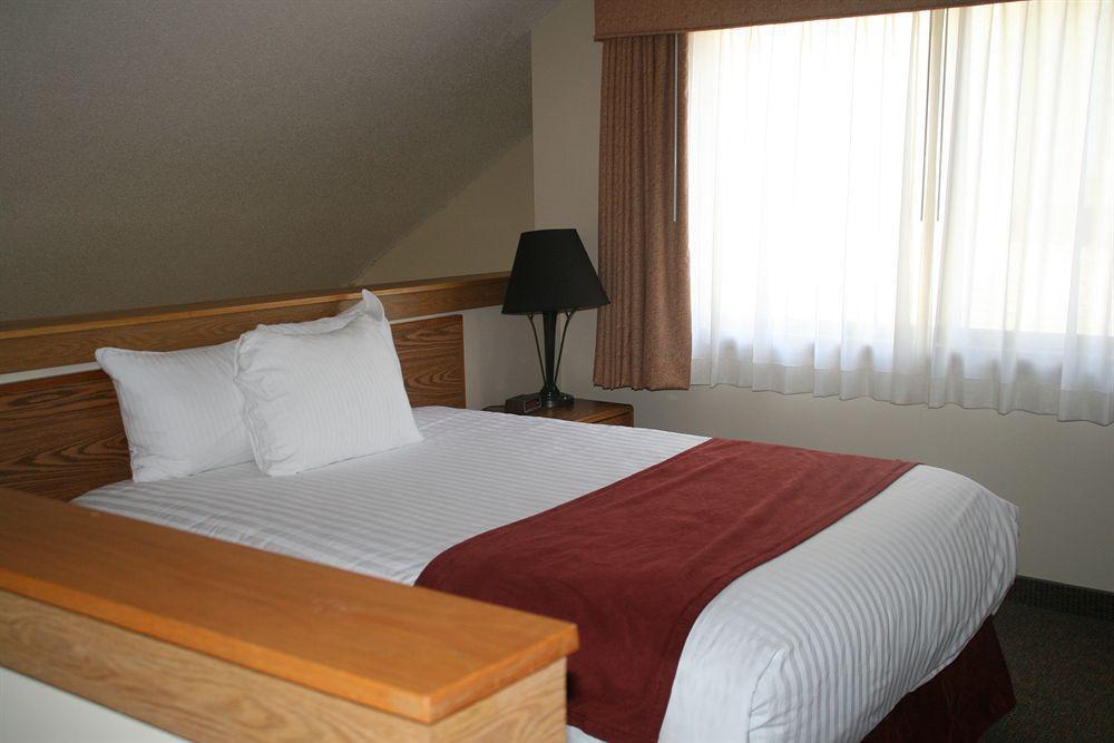 Sterling Hotel And Suites Clive Esterno foto