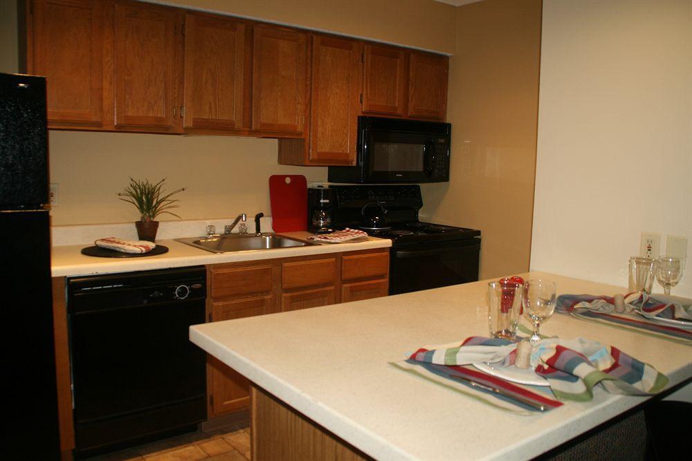 Sterling Hotel And Suites Clive Esterno foto