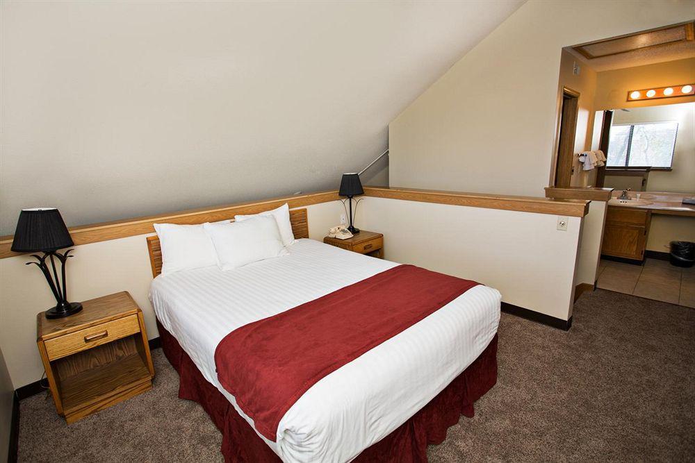 Sterling Hotel And Suites Clive Esterno foto