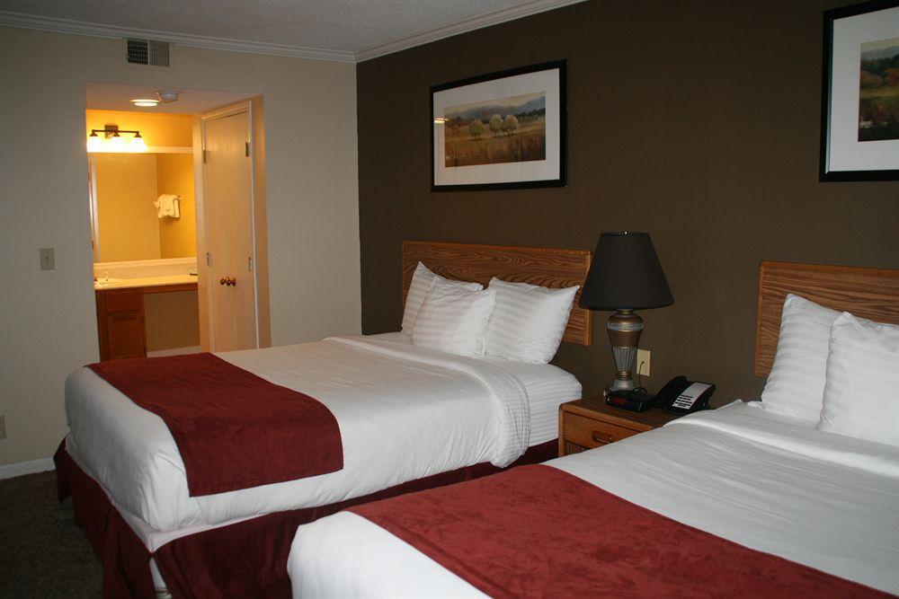 Sterling Hotel And Suites Clive Esterno foto
