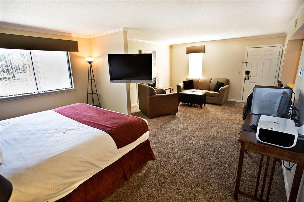 Sterling Hotel And Suites Clive Esterno foto