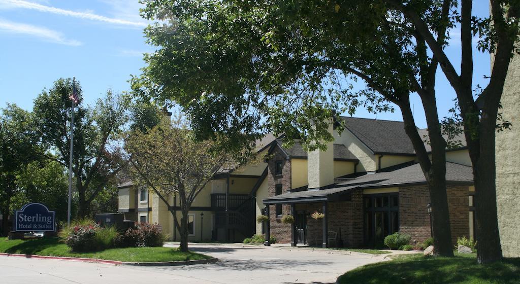 Sterling Hotel And Suites Clive Esterno foto