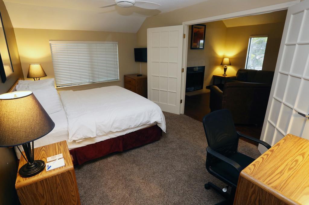 Sterling Hotel And Suites Clive Esterno foto