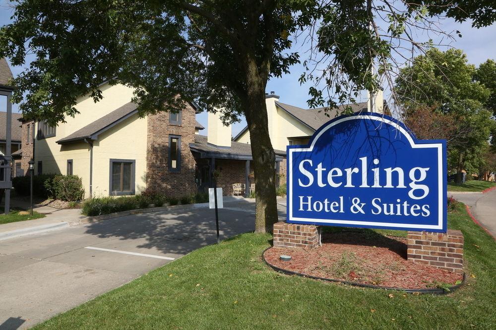Sterling Hotel And Suites Clive Esterno foto