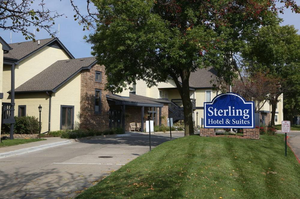 Sterling Hotel And Suites Clive Esterno foto