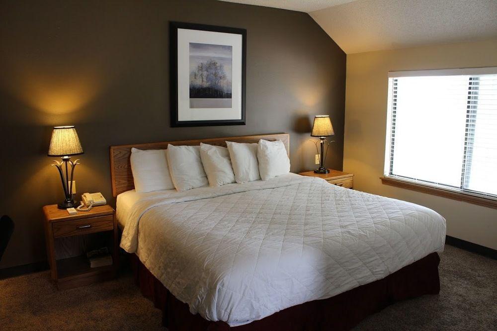 Sterling Hotel And Suites Clive Esterno foto