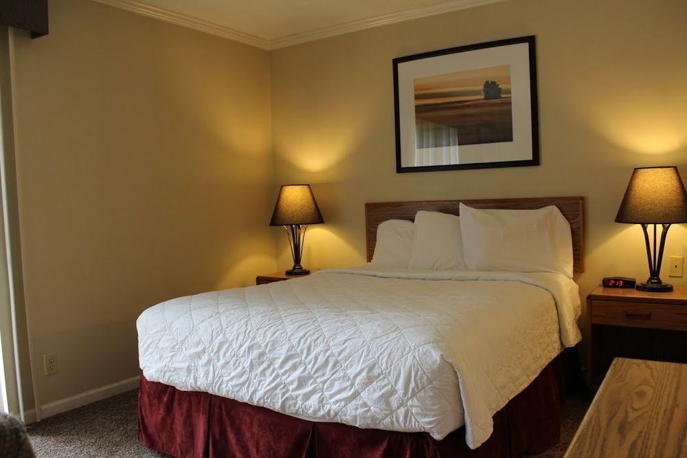 Sterling Hotel And Suites Clive Esterno foto