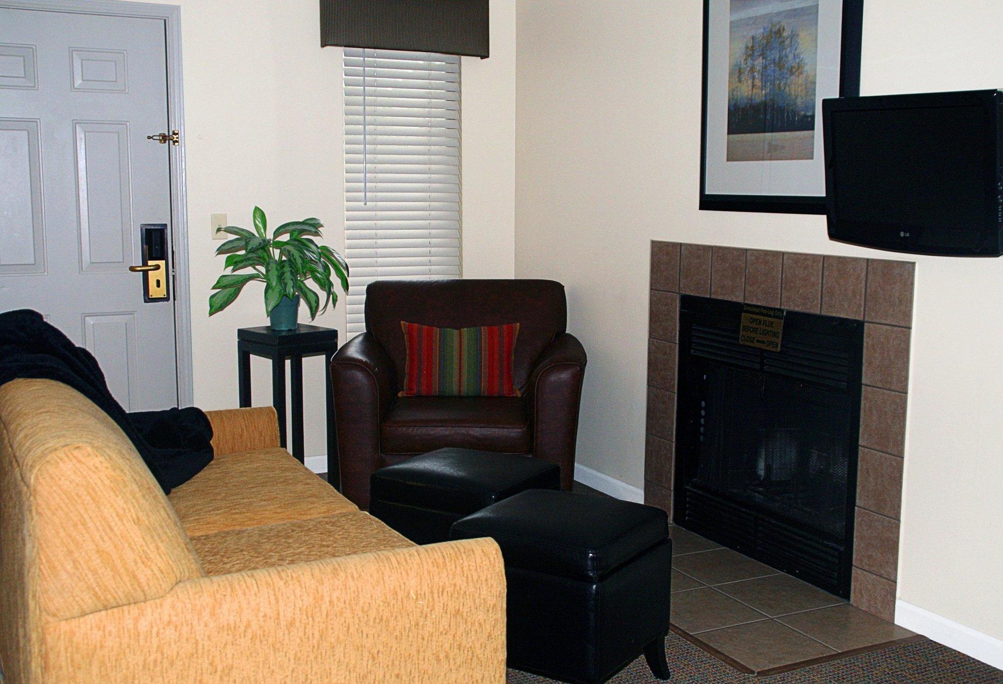 Sterling Hotel And Suites Clive Esterno foto
