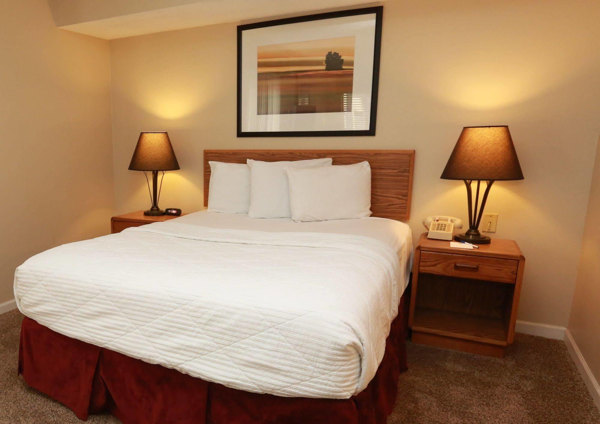 Sterling Hotel And Suites Clive Esterno foto