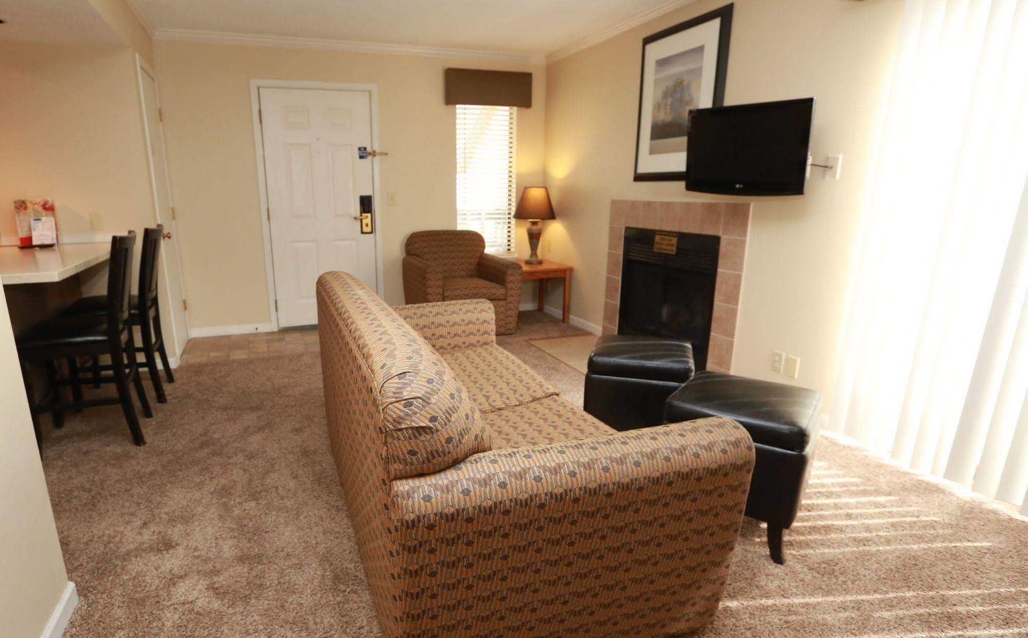 Sterling Hotel And Suites Clive Esterno foto