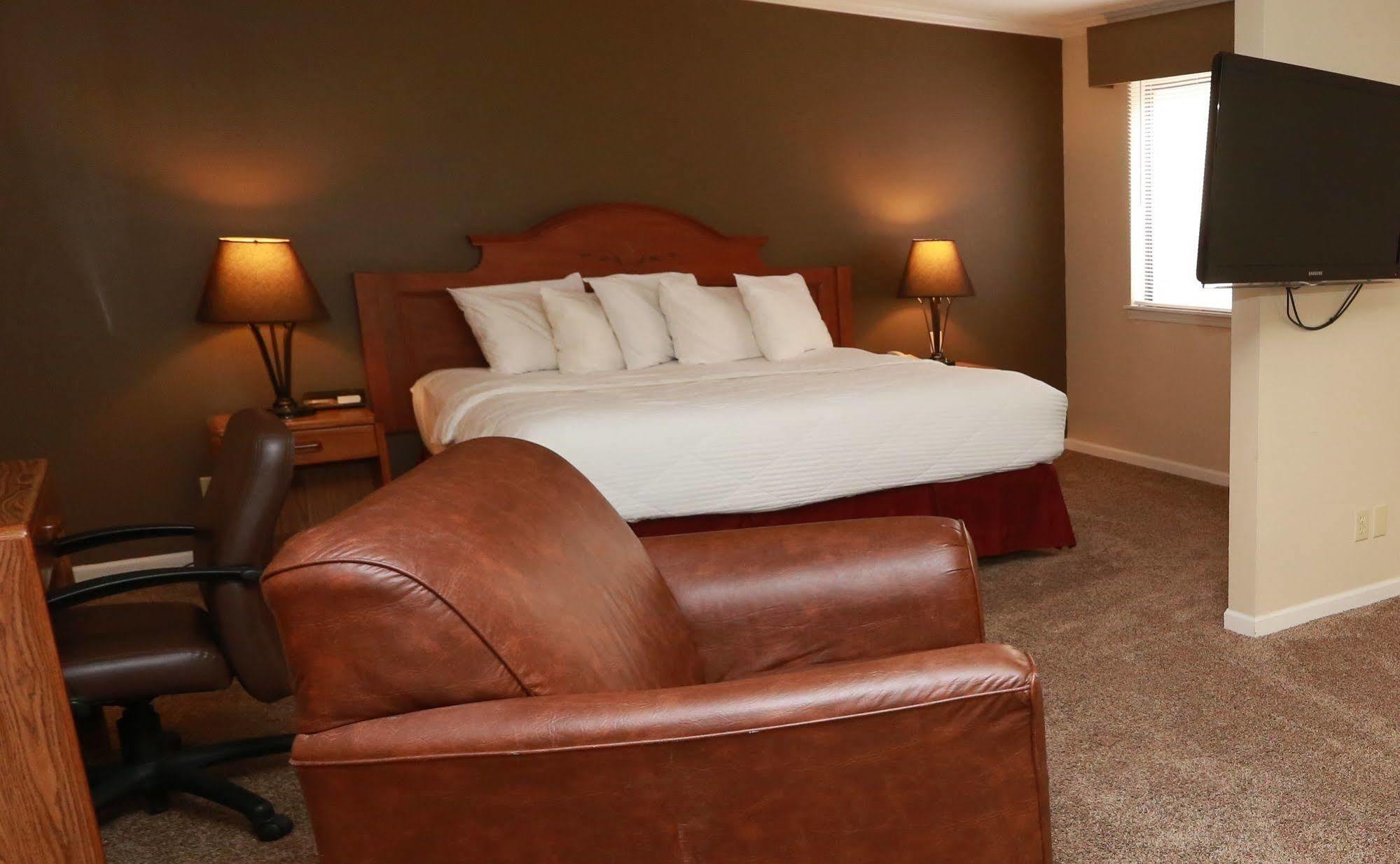 Sterling Hotel And Suites Clive Esterno foto