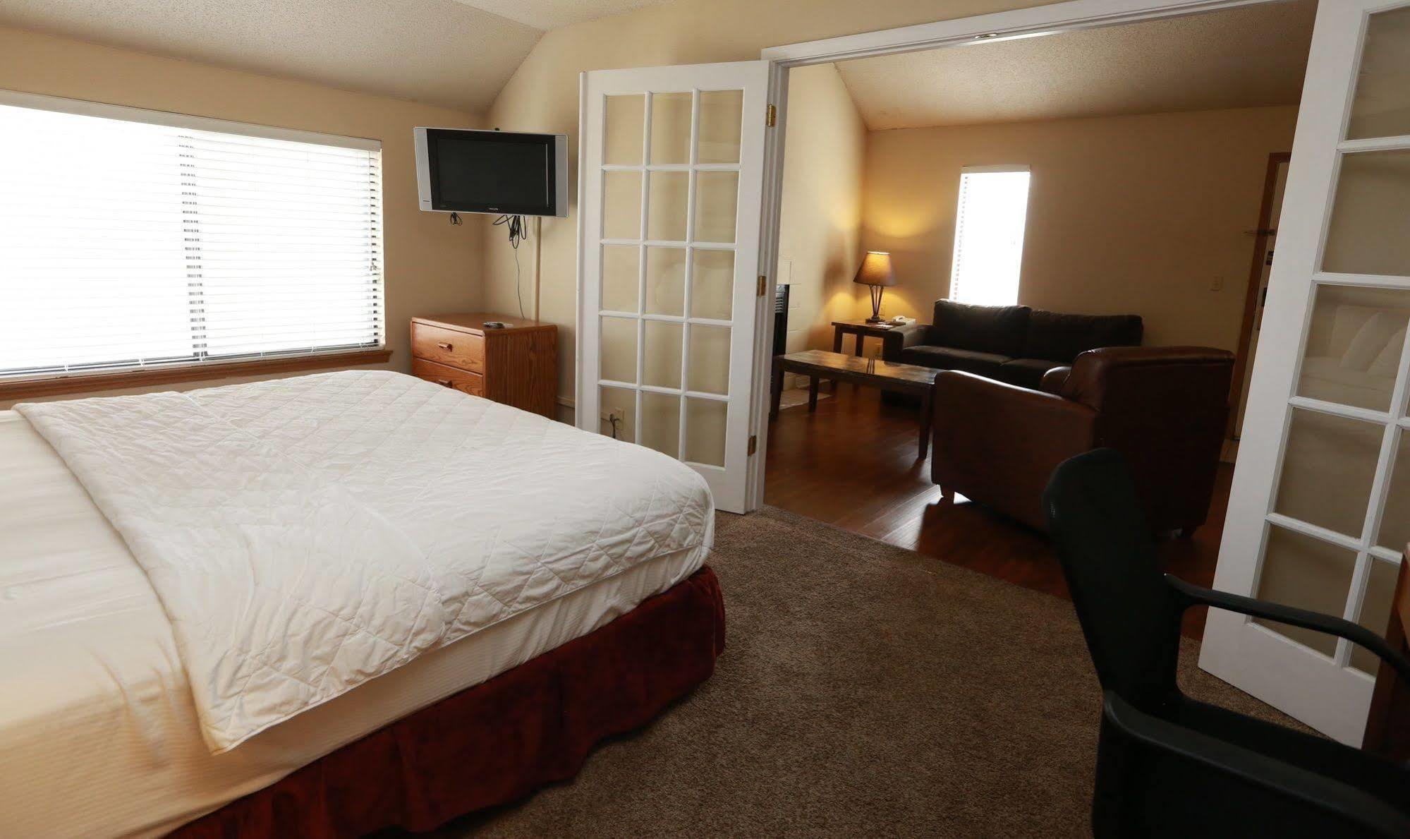 Sterling Hotel And Suites Clive Esterno foto
