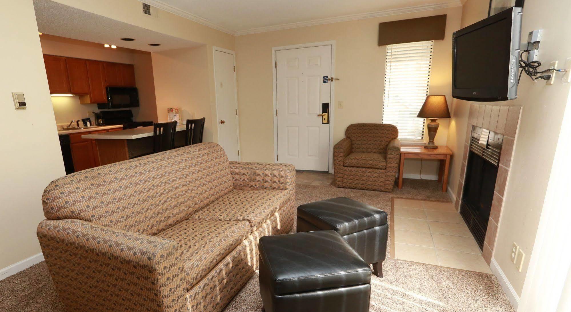 Sterling Hotel And Suites Clive Esterno foto