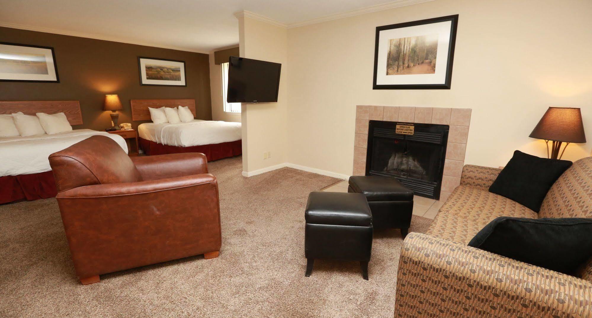 Sterling Hotel And Suites Clive Esterno foto