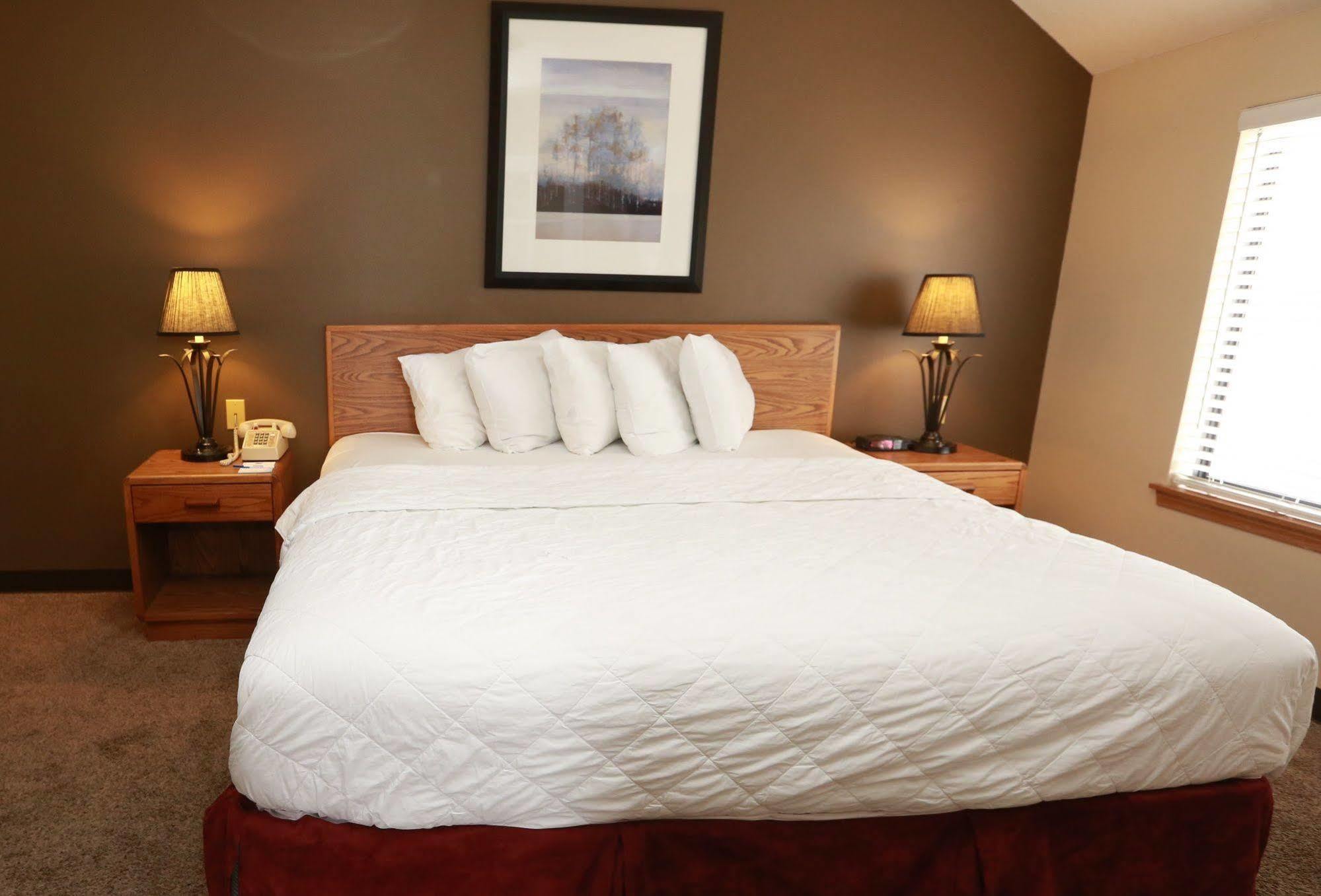 Sterling Hotel And Suites Clive Esterno foto