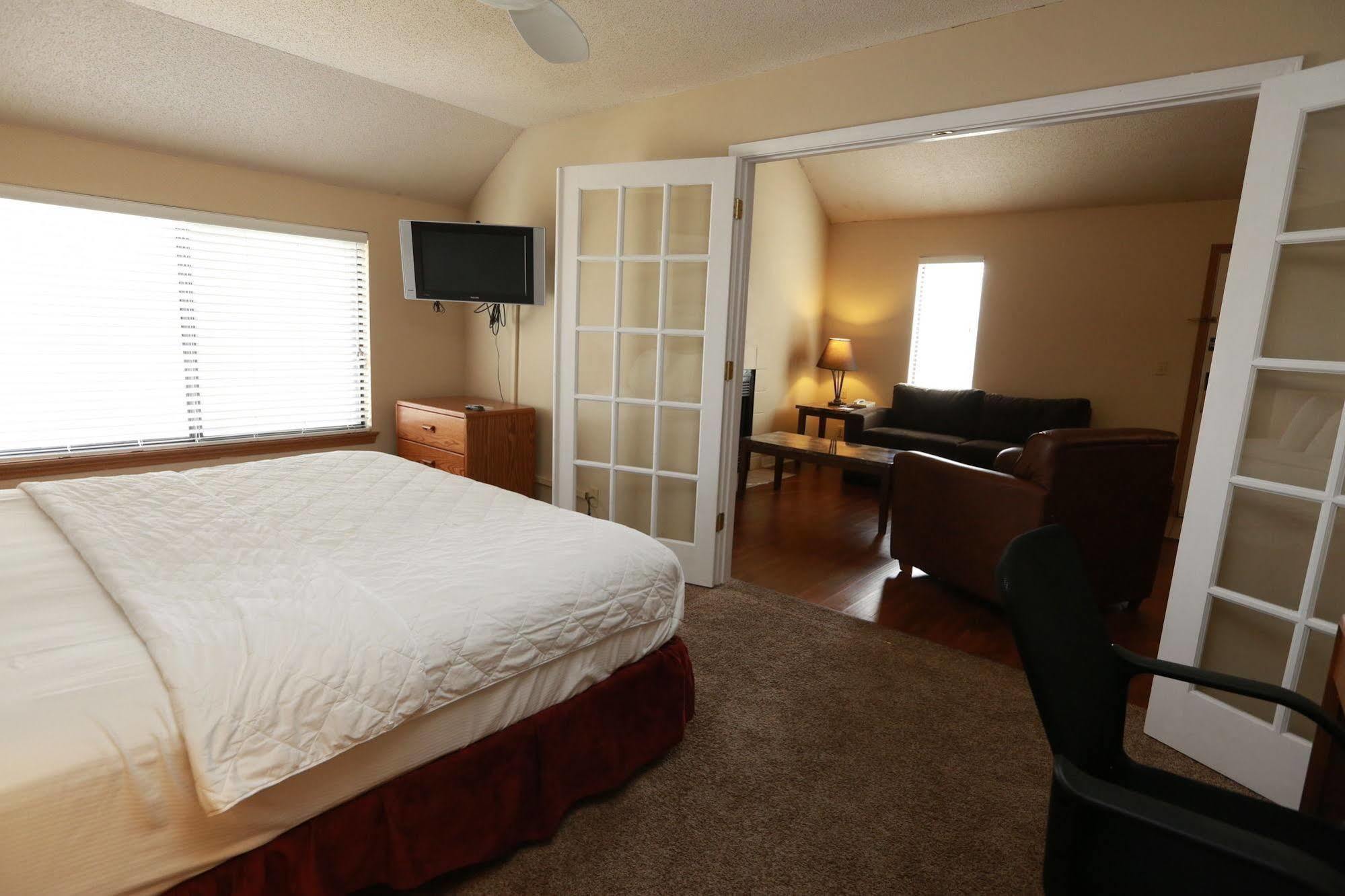 Sterling Hotel And Suites Clive Esterno foto