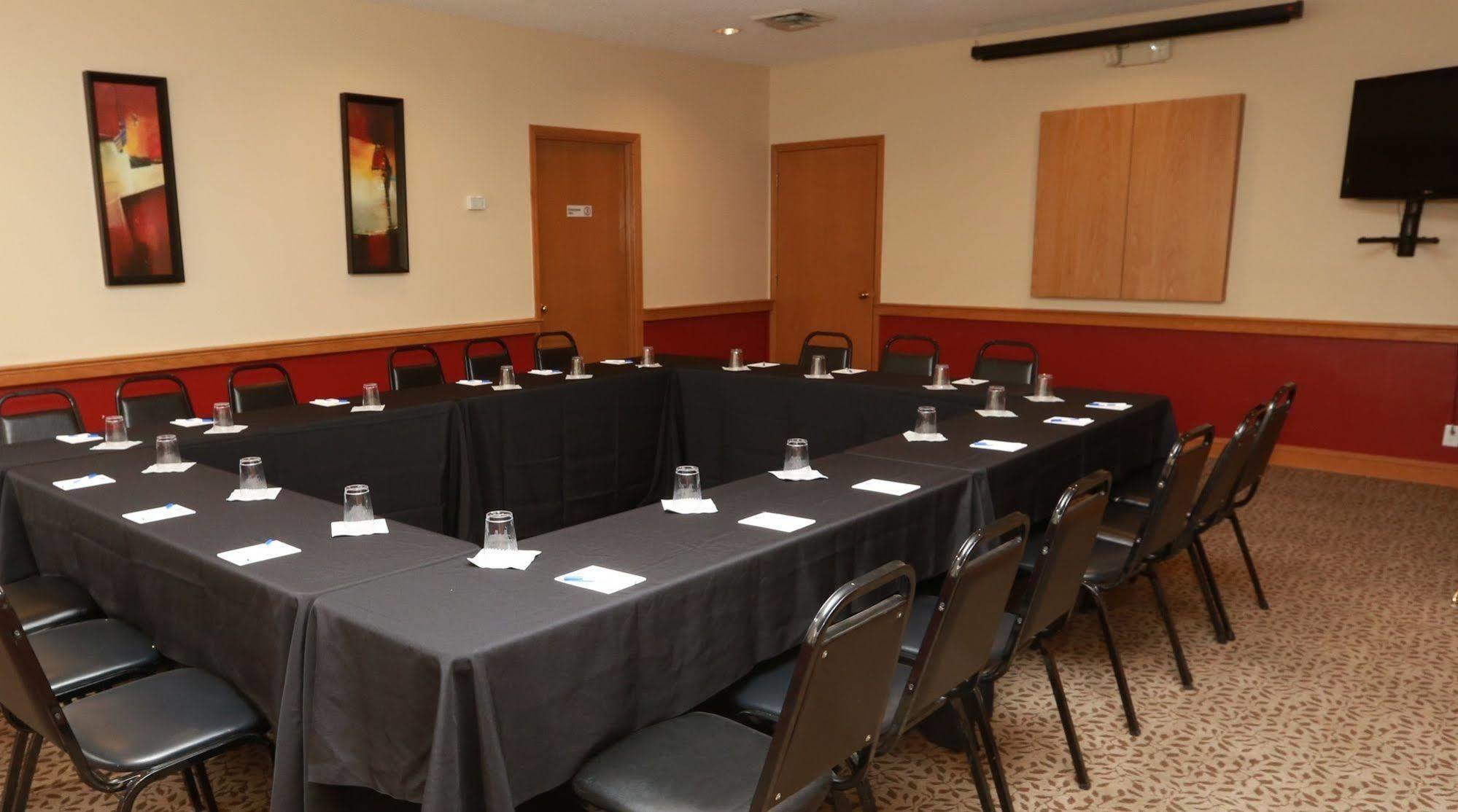 Sterling Hotel And Suites Clive Esterno foto