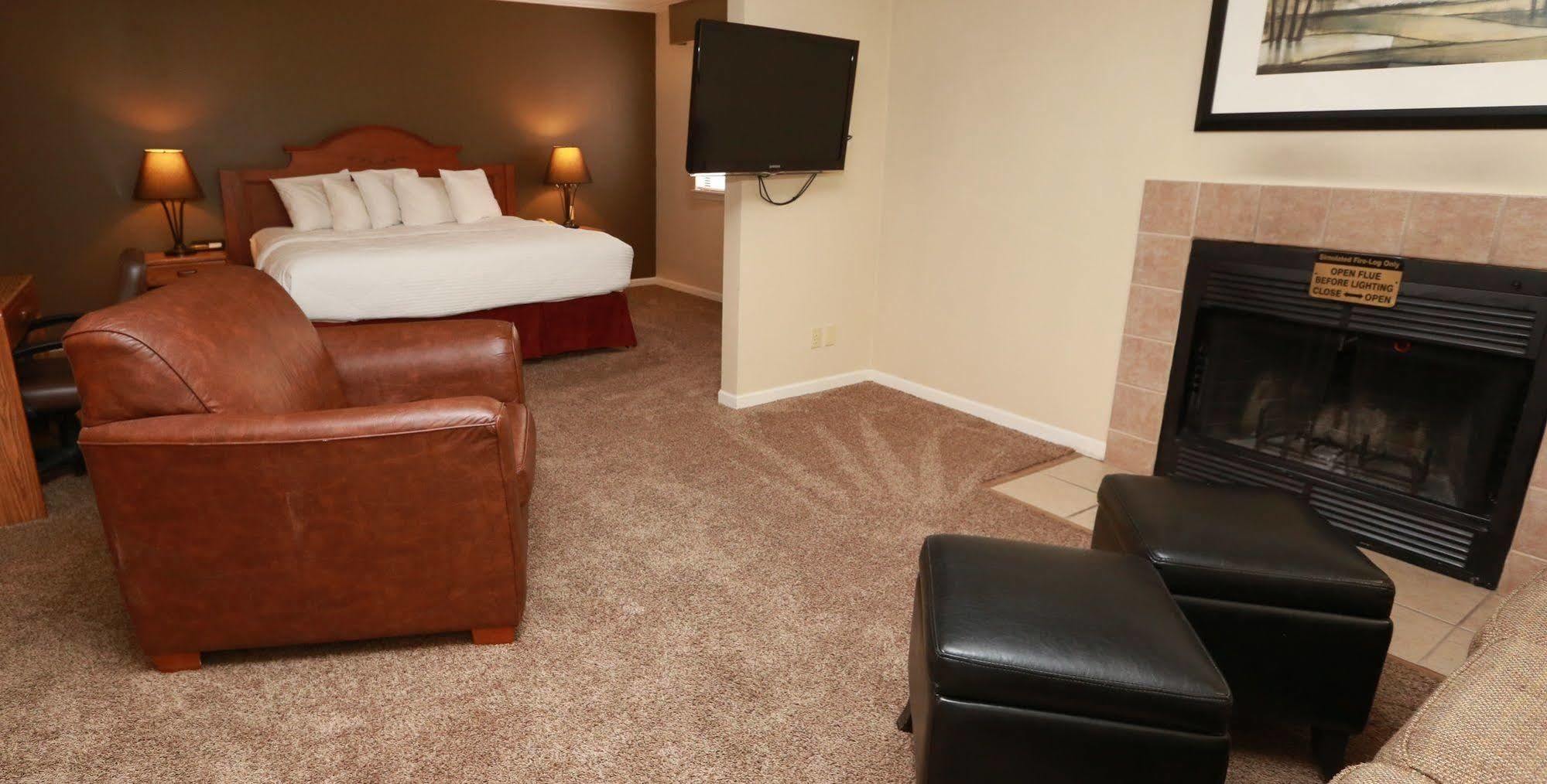 Sterling Hotel And Suites Clive Esterno foto