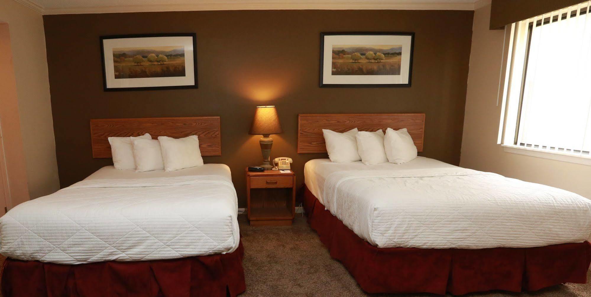 Sterling Hotel And Suites Clive Esterno foto