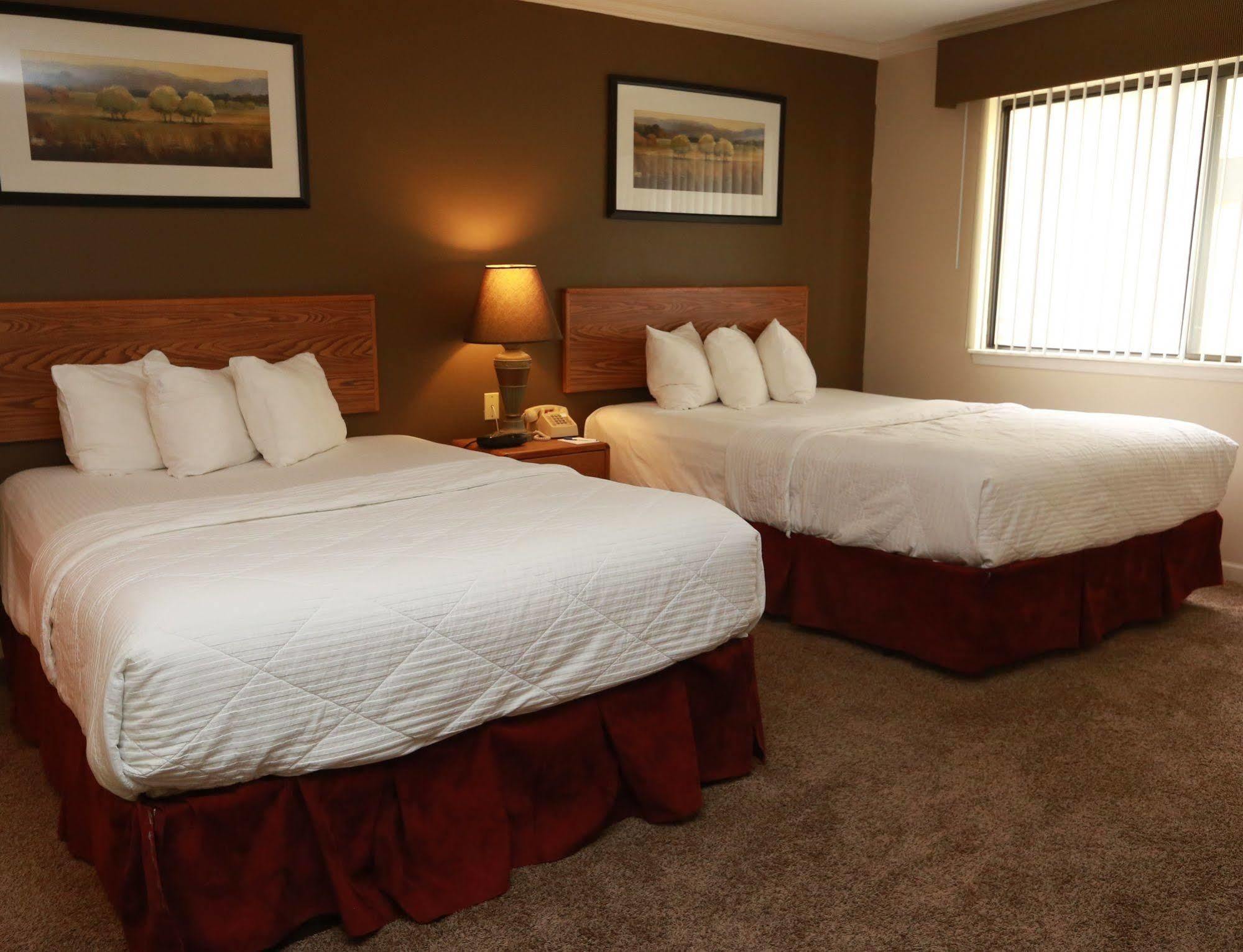 Sterling Hotel And Suites Clive Esterno foto