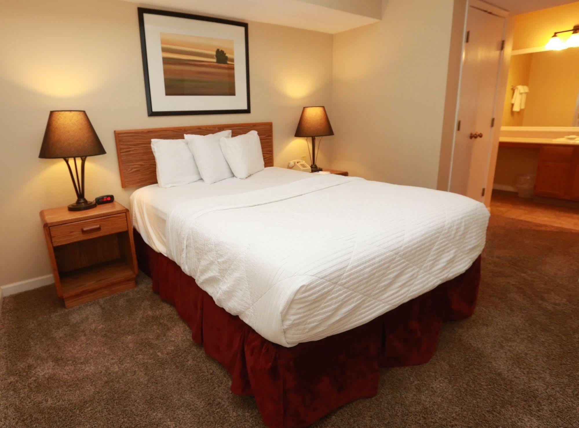 Sterling Hotel And Suites Clive Esterno foto