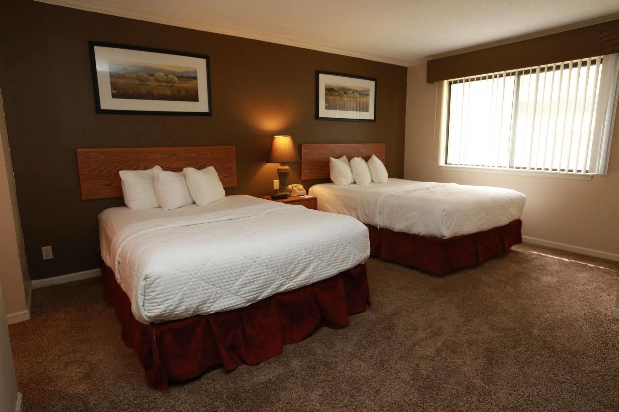 Sterling Hotel And Suites Clive Esterno foto
