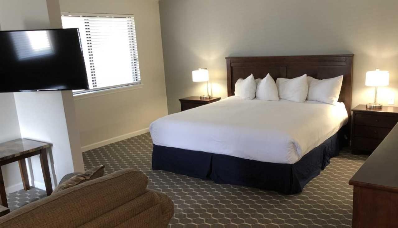 Sterling Hotel And Suites Clive Esterno foto