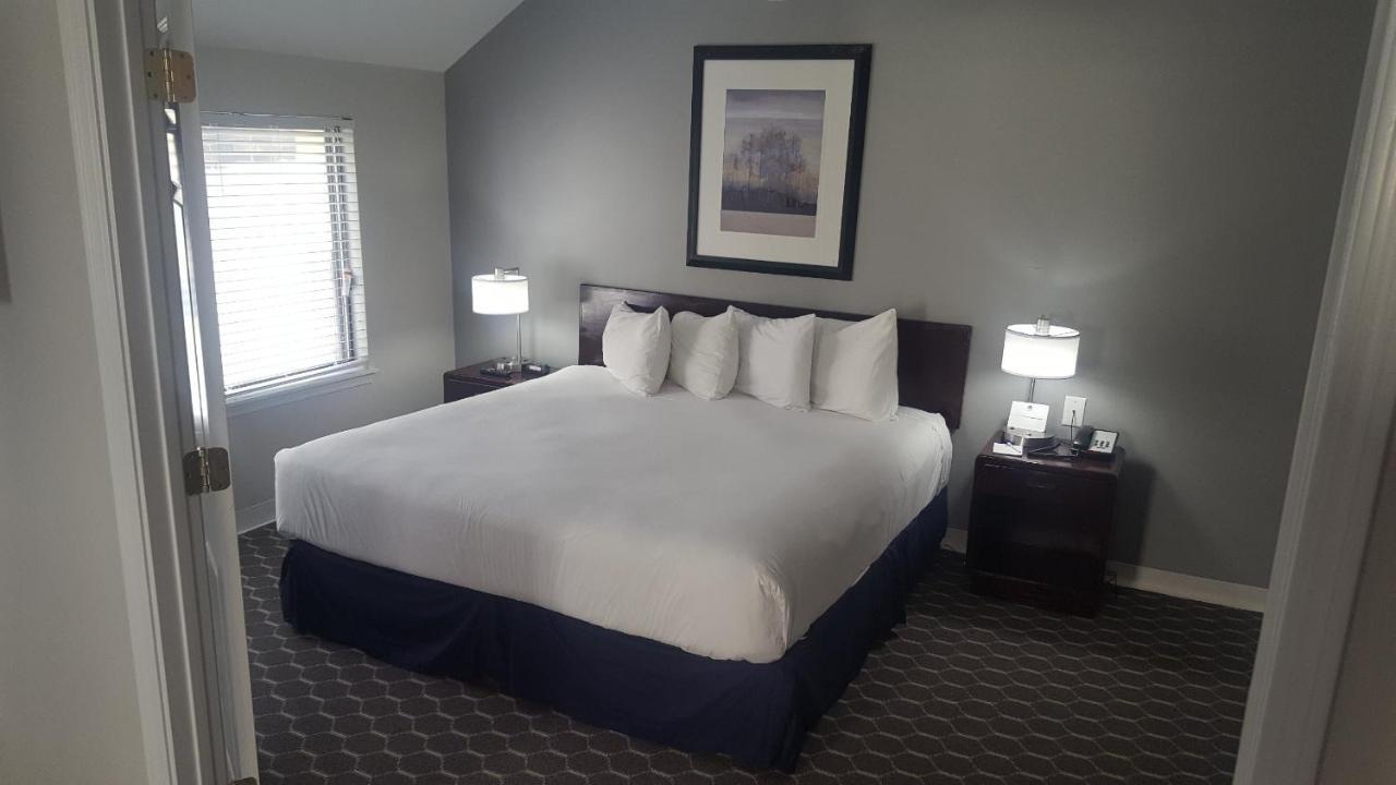 Sterling Hotel And Suites Clive Esterno foto