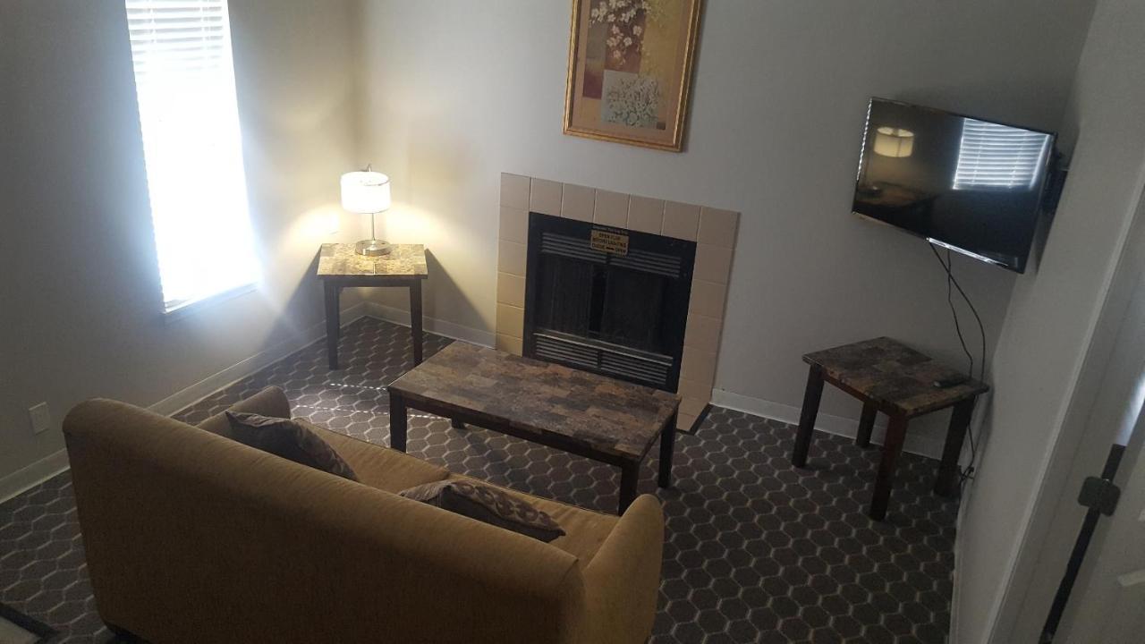 Sterling Hotel And Suites Clive Esterno foto