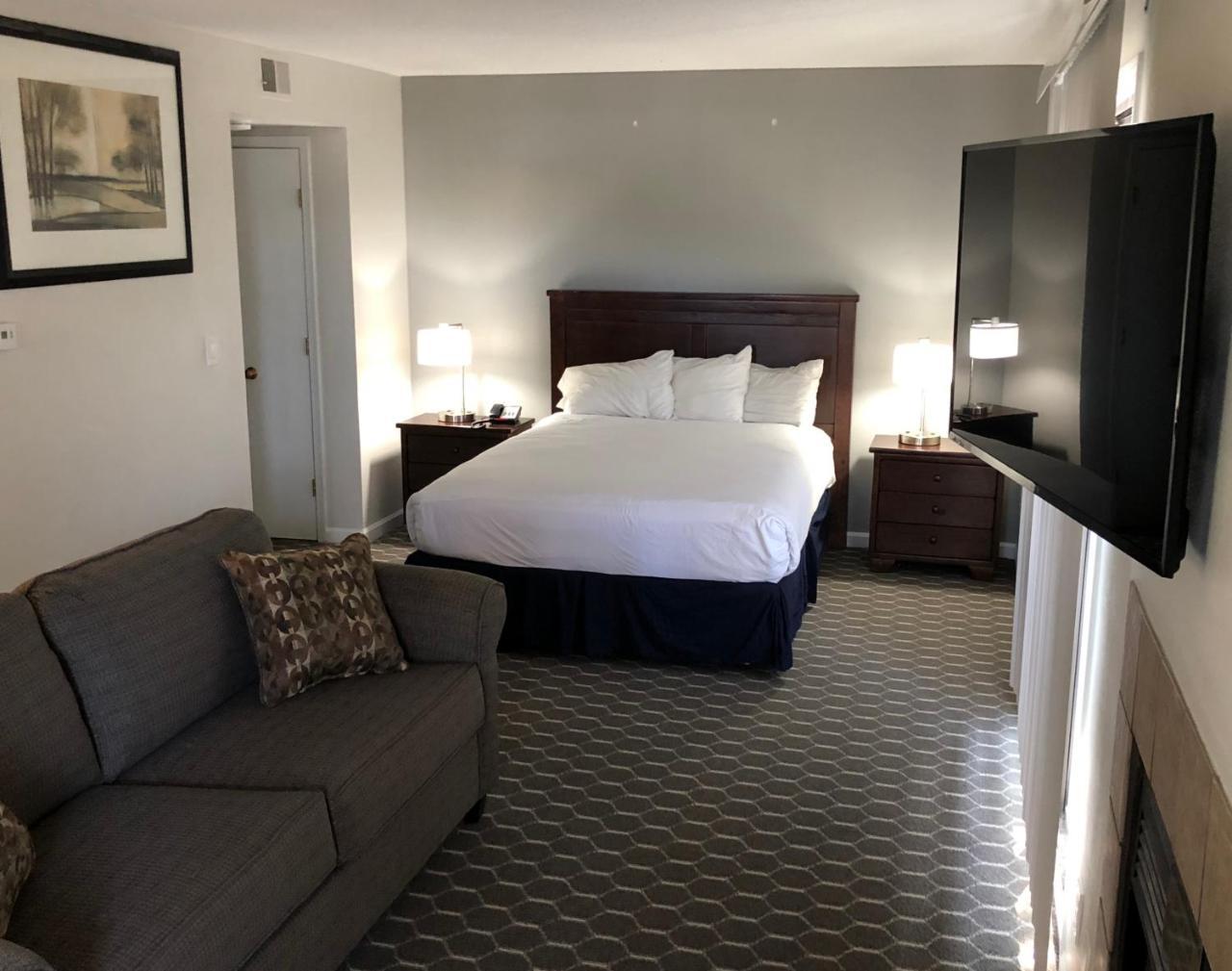 Sterling Hotel And Suites Clive Esterno foto