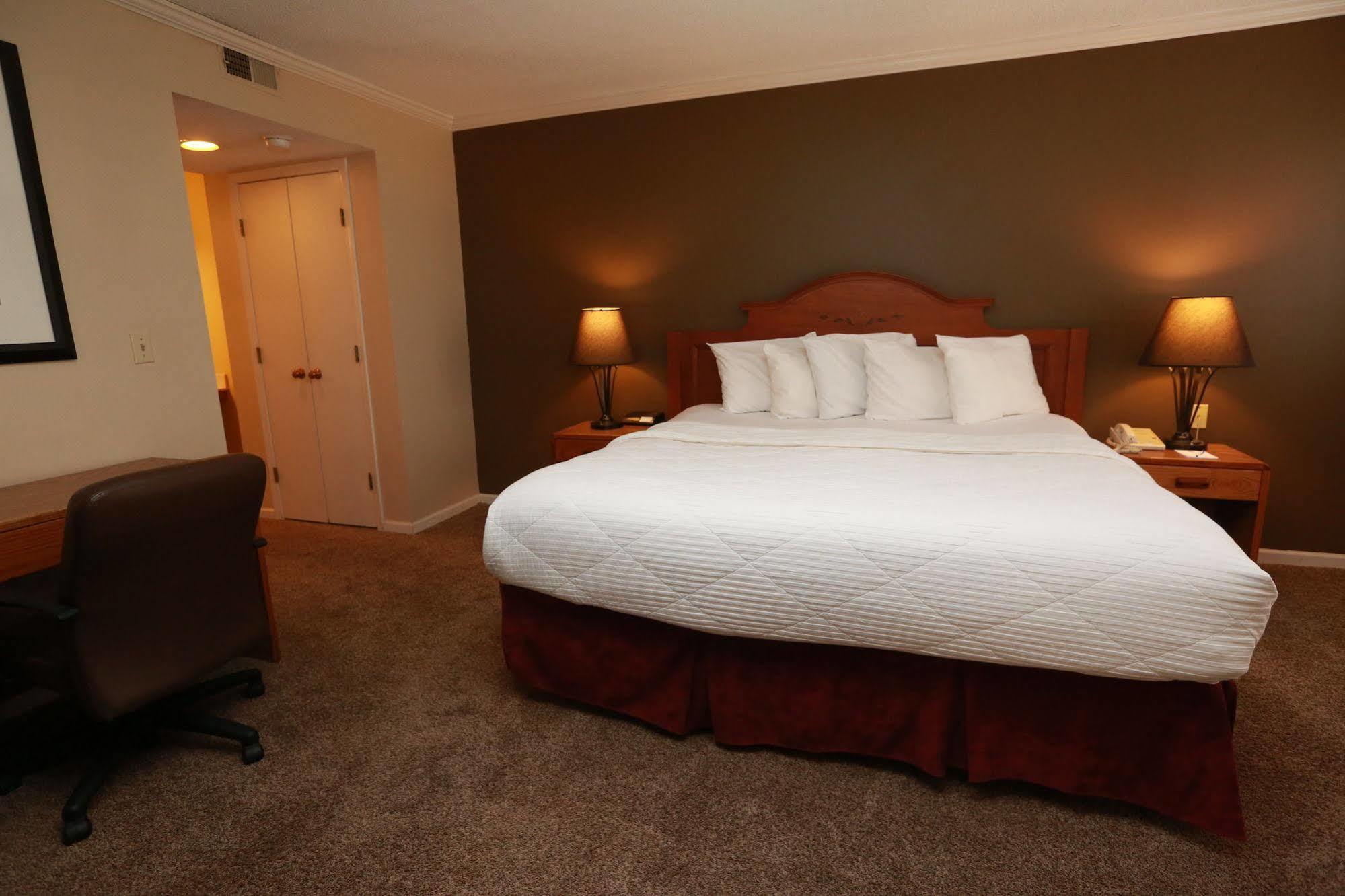 Sterling Hotel And Suites Clive Esterno foto
