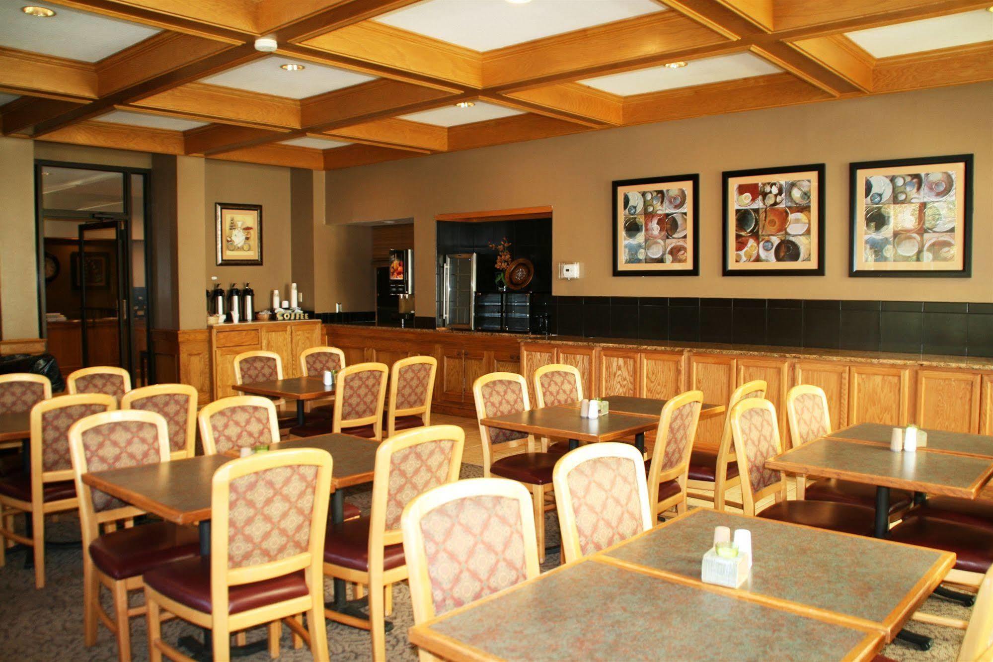 Sterling Hotel And Suites Clive Esterno foto