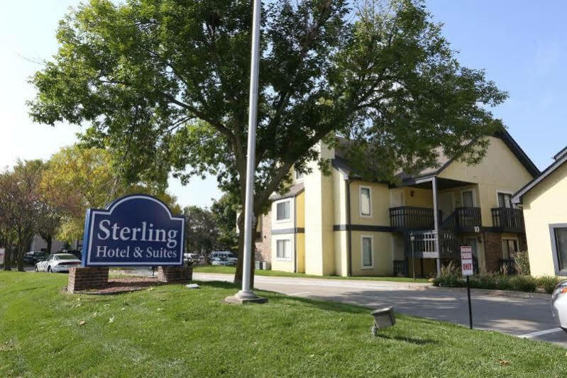 Sterling Hotel And Suites Clive Esterno foto
