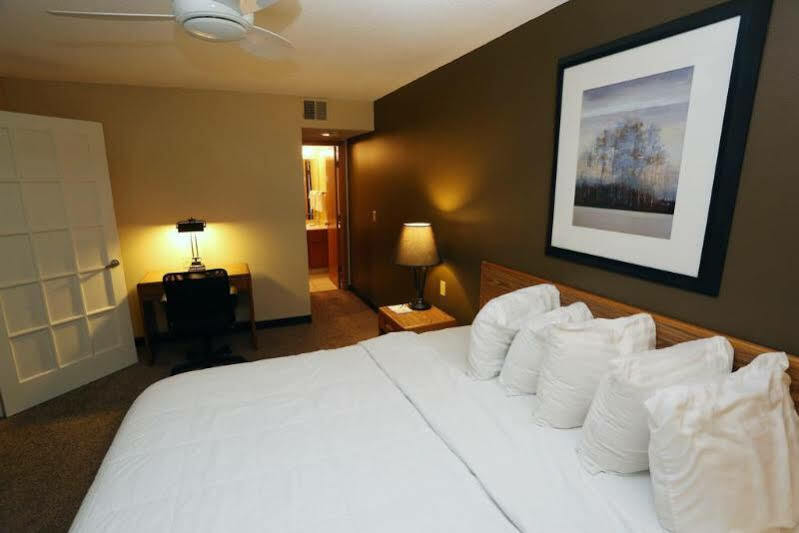 Sterling Hotel And Suites Clive Esterno foto