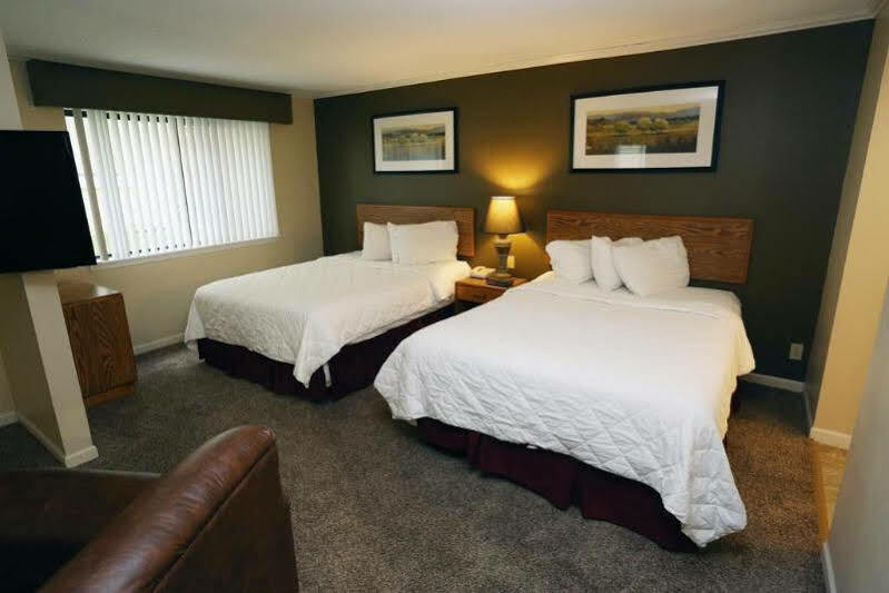 Sterling Hotel And Suites Clive Esterno foto